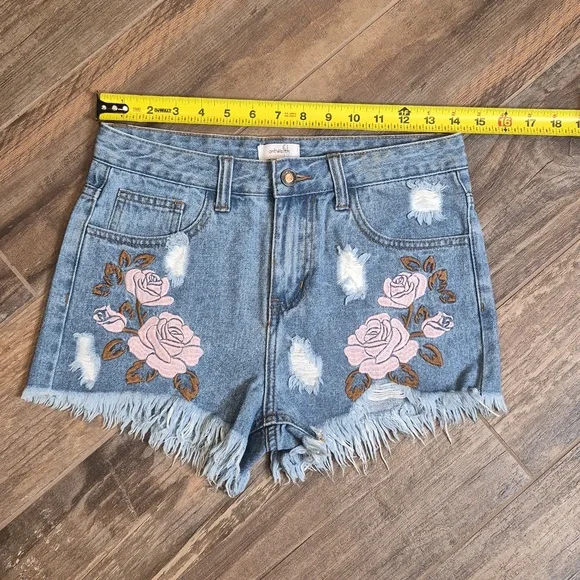 Ontwelfth Distressed Embroidered Flowers Raw Him High-rise Denim Shorts, Size 28 - Picture 2 of 10